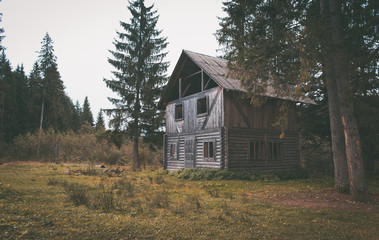 Obraz premium Old abandoned wooden house in the forest