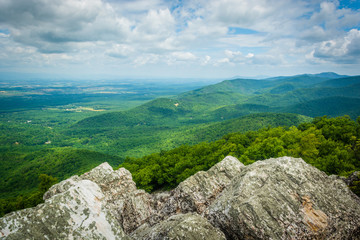 Fototapeta na wymiar View of the Shenandoah Valley and Blue Ridge Mountains from the