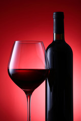 ワインボトルと赤ワイン
