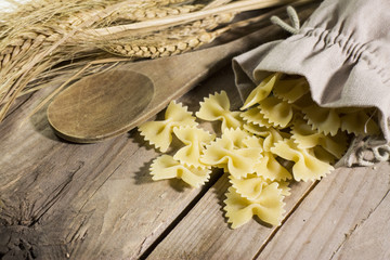 Pasta farfallette su legno