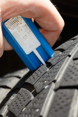 Meassuring the depth of tyre profile