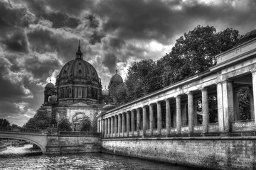 Berliner Dom mit Säulengang (schwarz weiß) © RRA