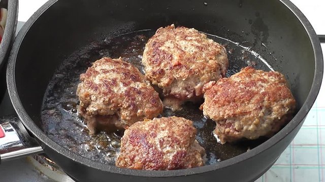 Frikadellen in der Pfanne