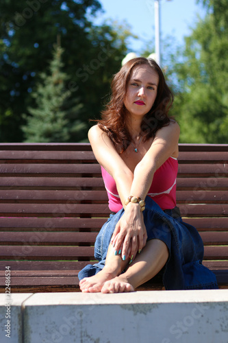 Сидя под юбкой фото, членов одна девушка