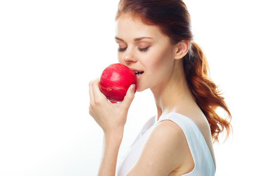 woman eating an apple
