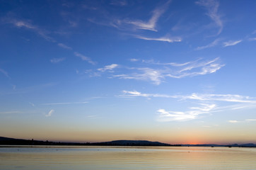Obraz premium Auszeit, Entspannung, Ruhe, Meditation: Abenddämmerung, Ruhe und Sonnenuntergang am See genießen :)