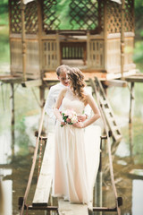 Naklejka premium wedding pair hugging and kissing at the bridge