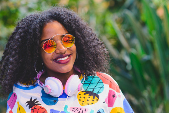 Happy Afro-American woman in mirrored sunglasses 