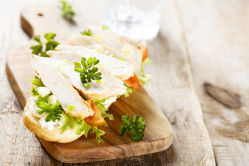Sandwich with chicken and tomatoes