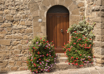 Fototapeta na wymiar flower door in the Tuscan village