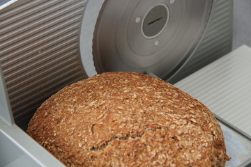 Brot auf Schneidemaschine