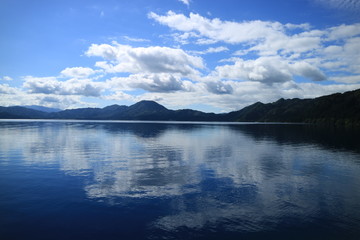 湖面に移る空と白雲