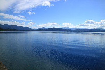 雲の波と湖のさざ波