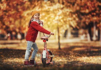 girl walking in autumn Park