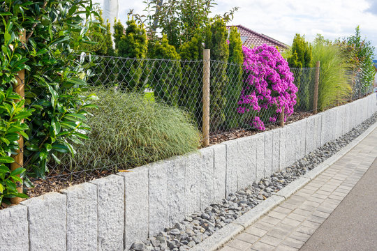 Gartenmauer mit unterschiedlicher Bepflanzung