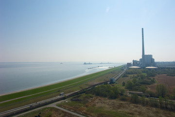 Fototapeta na wymiar Kraftwerk am der Küste