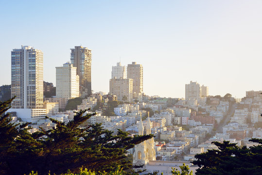 USA, California, San Francisco, view from Telegraph Hill on Nob Hill and Russian Hill with Saints Peter and Paul Church