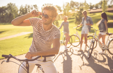 Obraz premium Friends cycling in park