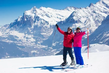 Afwasbaar Fotobehang Wintersport Ouder stel skiën in de bergen