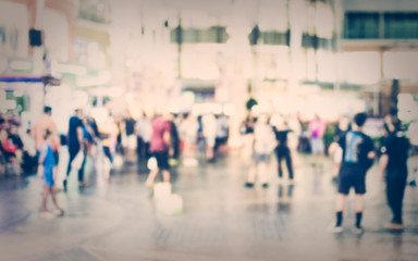 Obraz premium Blurred people in shopping center