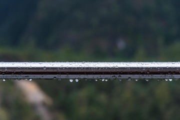 Wassertropfen am Metallgeländer