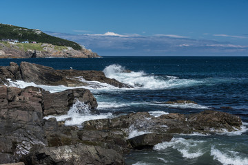 Fototapeta premium waves crashing on rocky shore of Newfoundland
