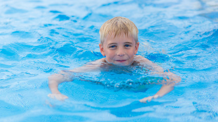 Kind lernt schwimmen