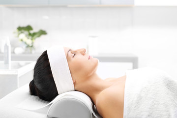 Aromaterapia, relaks w gabinecie odnowy biologicznej
Kobieta wypoczywa w spa, relaks i medytacja
