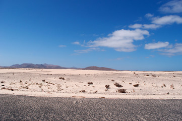 Fuerteventura, Isole Canarie: le dune di sabbia del parco naturale di Corralejo il 31 agosto 2016: 11 chilometri di dune formatesi dalla sabbia del Sahara portata dal vento