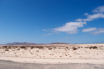Fuerteventura, Isole Canarie: le dune di sabbia del parco naturale di Corralejo il 31 agosto 2016: 11 chilometri di dune formatesi dalla sabbia del Sahara portata dal vento