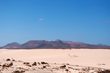 Fuerteventura, Isole Canarie: le dune di sabbia del parco naturale di Corralejo il 31 agosto 2016: 11 chilometri di dune formatesi dalla sabbia del Sahara portata dal vento
