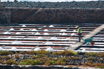 Fuerteventura, Isole Canarie: il sale a Las Salinas del Carmen, l’unica salina dell’isola rimasta operativa, il 30 agosto 2016
