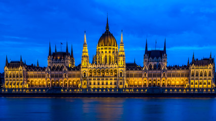 Fototapeta na wymiar Blaue Stunde am Parlamentgebäude in Budapest Ungarn - Blue hour