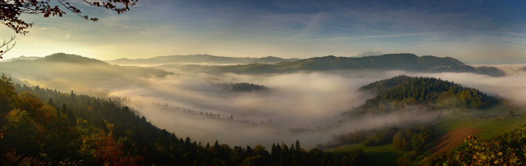 Fototapeta na wymiar Panoramic landscape of sunrise fog in Pieniny mountain