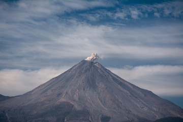 Fototapeta premium Wulkan Colima w dżungli.