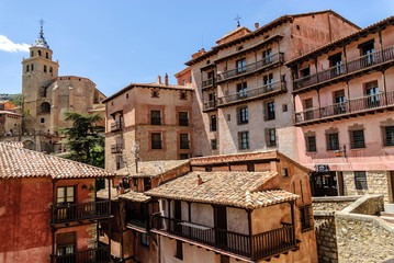 Fototapeta premium miejski krajobraz średniowiecznego miasta Albarracin w Teruel, Aragonia, Hiszpania