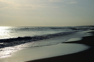 На фотографии изображён морской пейзаж на закате 