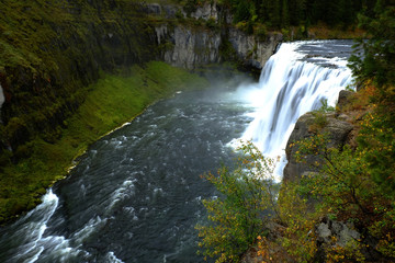 Obraz premium Mesa Falls Large Waterfall River Canyon Powerful