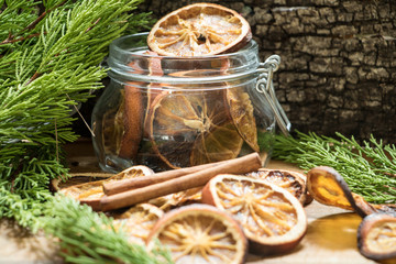 Sonnengetrocknete Orangenscheiben im Glas