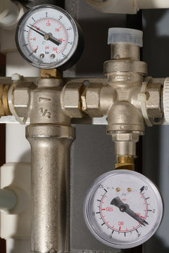two pressure gauges to indicate pressure polypropylene tubes