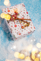 Weihnachtsgeschenk mit goldenen Glitzer auf blauem Hintergrund