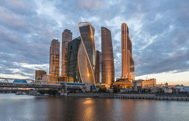 Business Center Moskau City bei Sonnenaufgang.