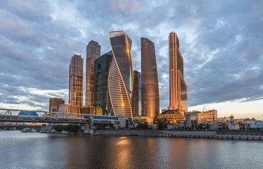 Schilderijen op glas Business Center Moskou stad bij zonsopgang. © sachkov