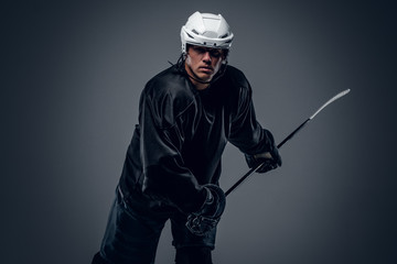 Naklejka premium Hockey player holds gaming stick.