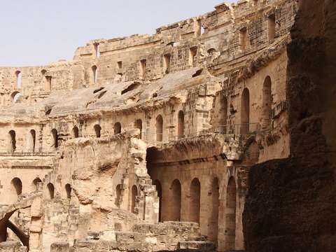хорошо сохранившийся амфитеатр в Эль Джеме