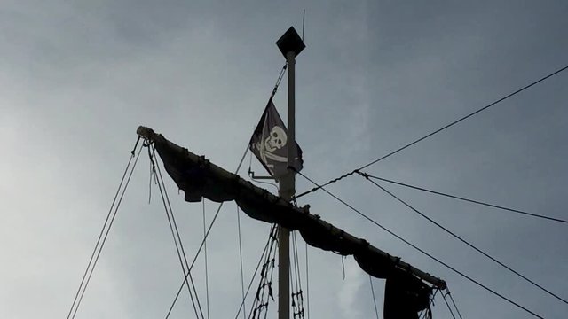 Piratenfahne am Segelschiff