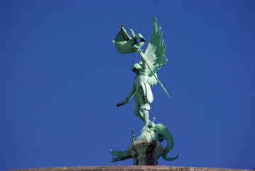 Fototapeta premium Statue du toit du Sacré-Coeur à Paris, France