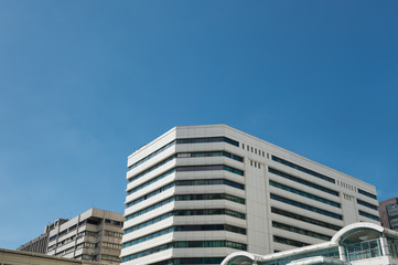 Fototapeta premium Office building in the city under blue sky