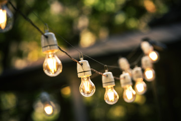 outdoor string lights hanging on a line in backyard - obrazy, fototapety, plakaty