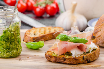 Crostini with ham and cheese